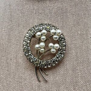 Lovely Vintage Brooch Simulated Pearls